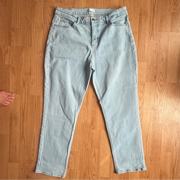 LOFT The Girlfriend Light Wash High Rise Jeans Women’s — Size 12 / 31 - Picture 1 of 8